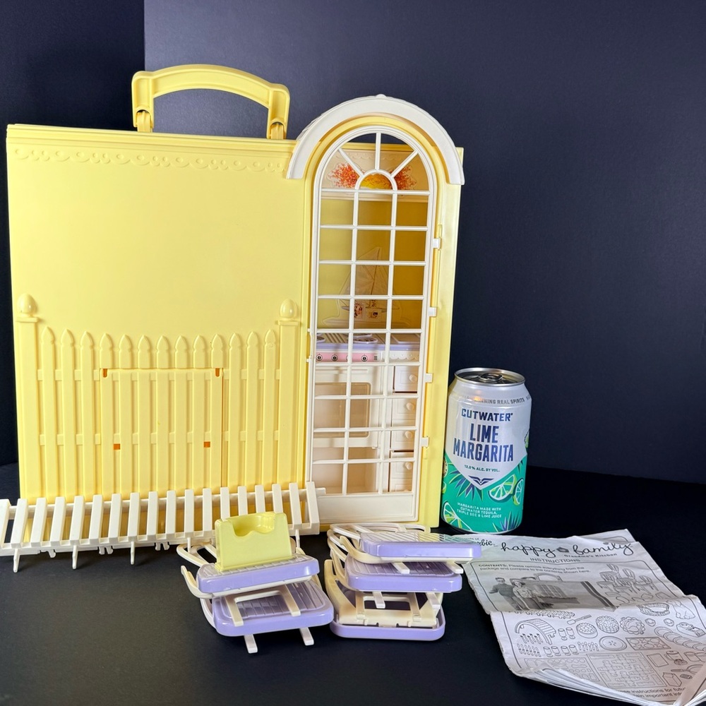 Vintage Barbie Happy Family Grandmas Kitchen Portable Play set 1998 W/5 Chairs - Picture 9 of 16